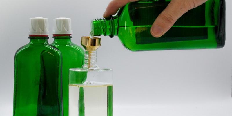 Refill / Pixabay Alguien rellenando botellas