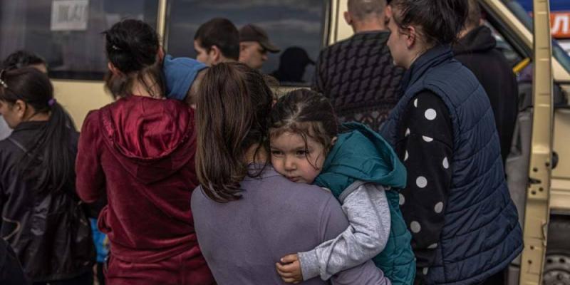 Civiles que llegan en uno de los autobuses que huyen de la guerra