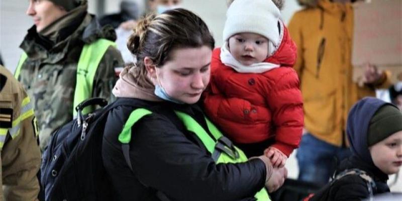 Imagen de una madre ucraniana con su hija/Canariasdiario El plan de acogida de refugiados en España engloba miles de plazas
