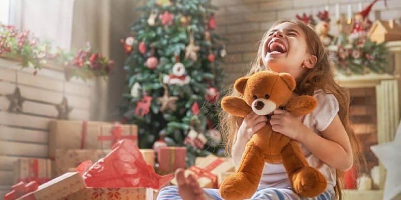 Imagen de una niña con regalos/Marca.com Es importante controlar el número de regalos de los niños