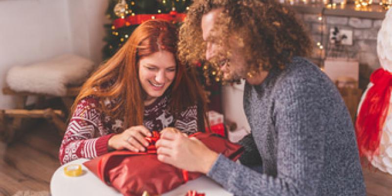 Imagen de una pareja con regalos/envatoelements La tecnología destaca entre los regalos navideños