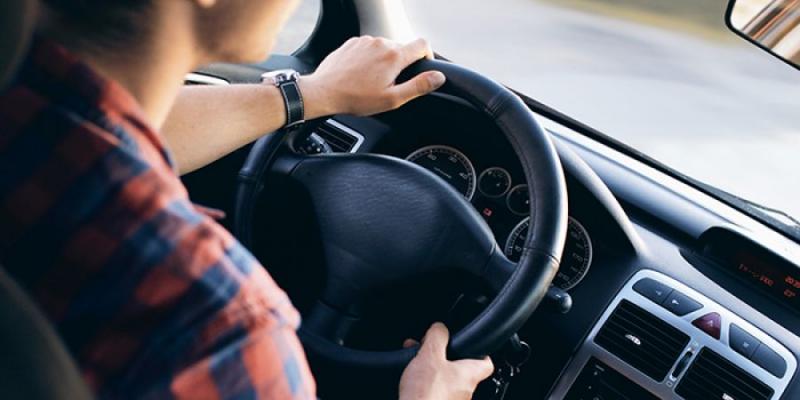 Nuevas modificaciones del Reglamento de Conductores de la DGT Hombre conduciendo un coche / Pixabay