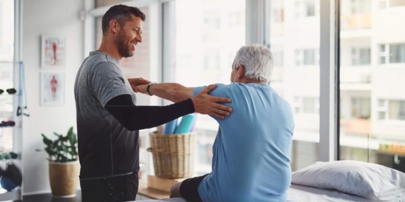 Rehabilitador y paciente con discapacidad