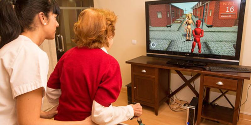 Una mujer mayor utiliza la tecnología de Rehametrics acompañada de una enfermera / Imagen de Tecnobility