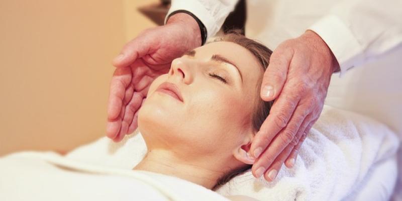 Mujer en una sesión de reiki