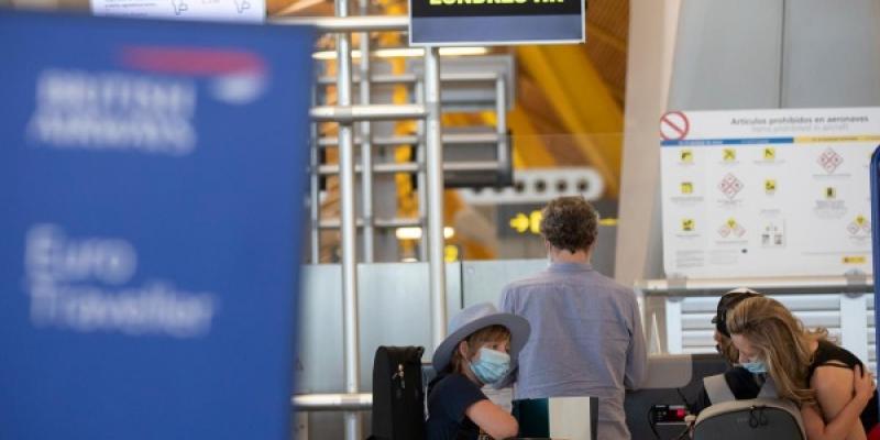 En la foto, pasajeros hacen el ’check in’ en el aeropuerto de Madrid-Barajas para volar a Reino Unido. 
