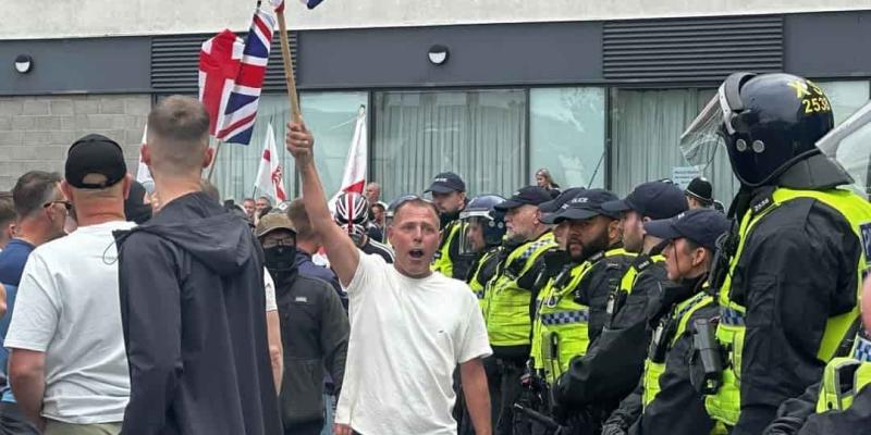 Imagen de la protesta de antiinmigración en Reino Unido/La Región Las protestas de antiinmigración en Reino Unido continúan
