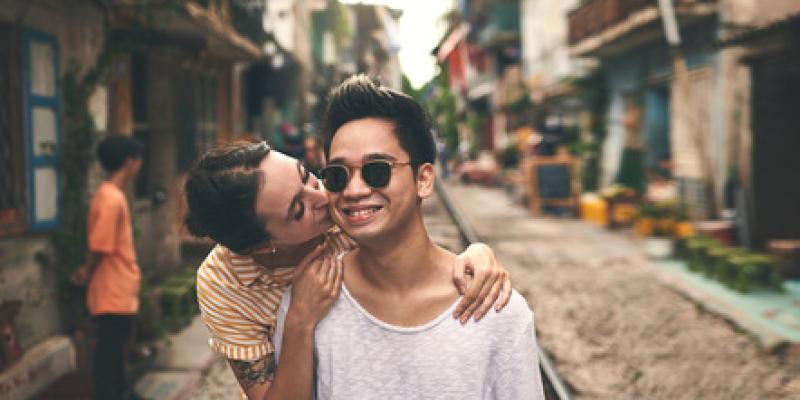 Imagen de una pareja/envatoelements El acto de besarnos atraviesa culturas