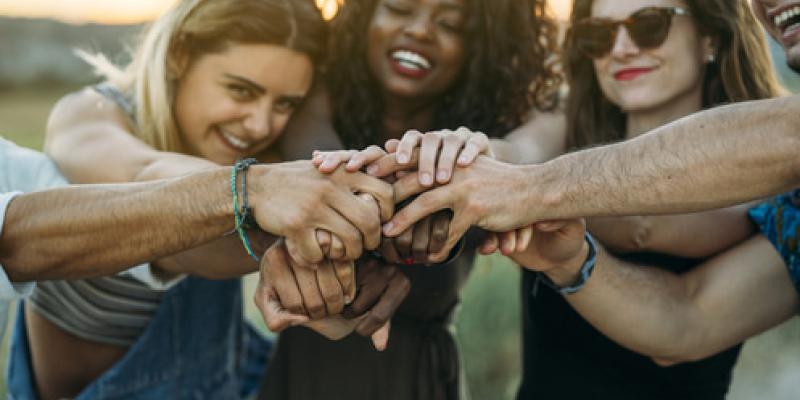 Imagen de varios amigos/envatoelements Explicación psicológica de las relaciones de amistad