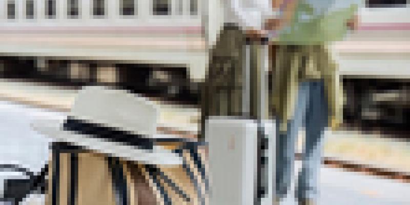 Imagen de unos viajeros/envatoelements Renfe lanza una campaña de viaje para los menores de 14 años