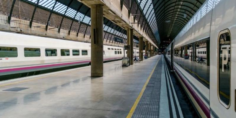 Tren en estación de tren urbana / Envato Tren en estación de tren urbana
