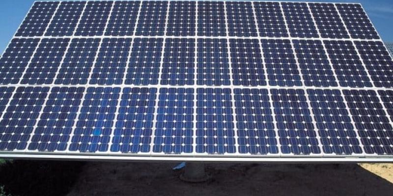 Placa solar Placa solar que otorga energía renovable/ Reve