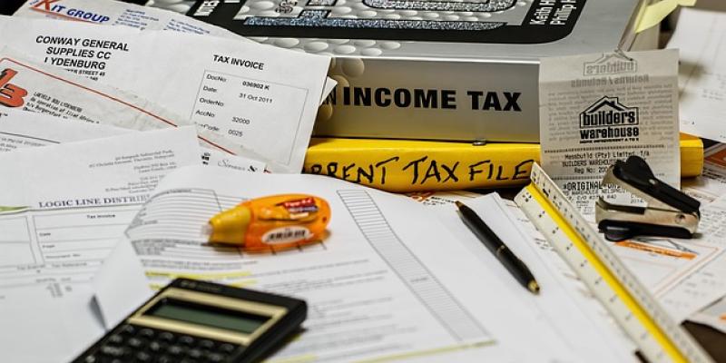 Declaración de la Renta / Pixabay Papeles y calculadora para comenzar la presentación de la Renta