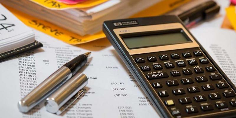 Calculadora y papeles para hacer la Declaración de la Renta / Pixabay