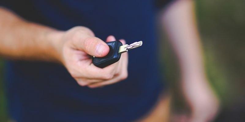 Imagen de Pixabay sobre renting Hombre sosteniendo una llave de coche