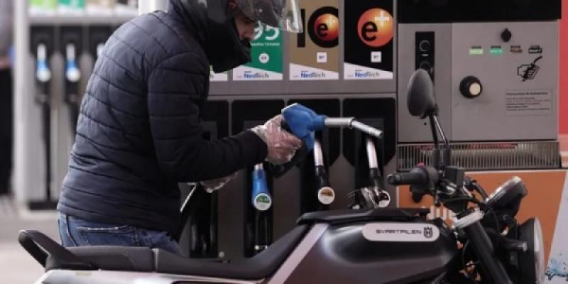 Precios en las gasolineras españolas/ Europa Press Hombre repostando una de las gasolineras españolas