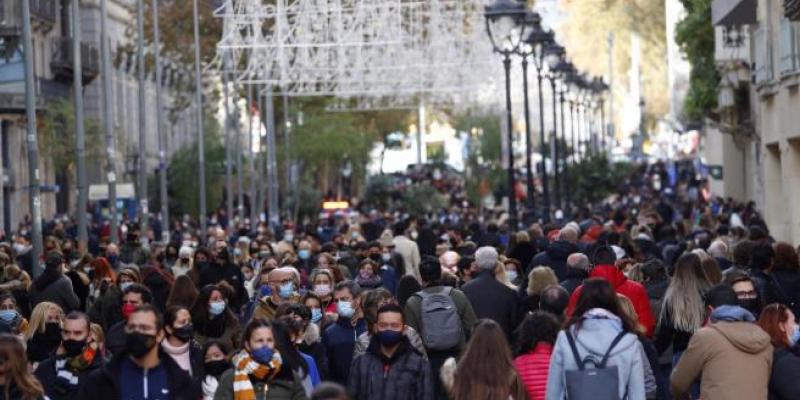 Un repunte de coronavirus puede darse por aglomeraciones como estas, en Barcelona.