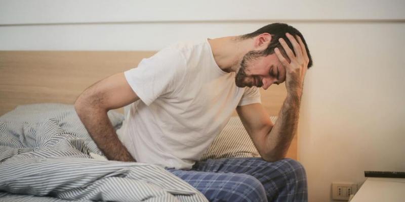 Imagen de un hombre con resaca/Diario de Mallorca Myrkl, la nueva pastilla contra la resca