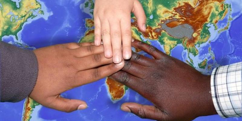 Manos de personas de razas diferentes por la inclusión
