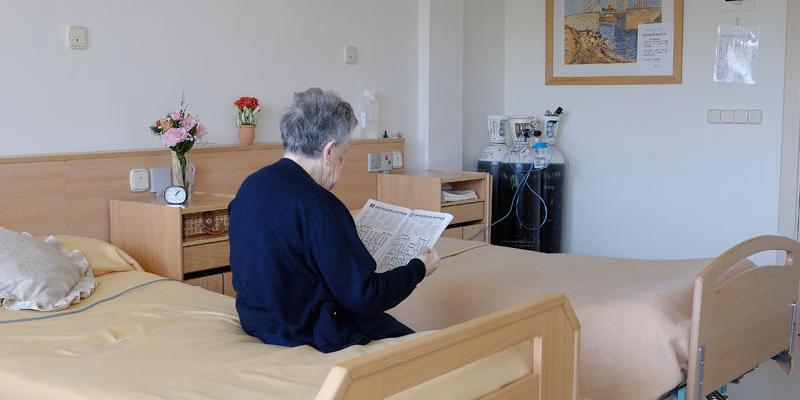 Imagen de una mujer en una habitación de la residencia/Consumer Eroski Extremadura apuesta por las residencias de mayores