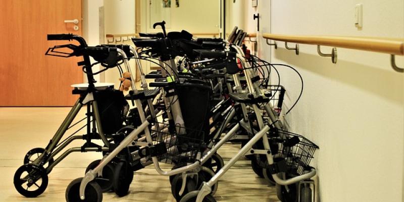 Sillas de ruedas en una residencia de mayores