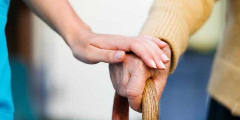 Mano de una joven sobre la mano de una persona mayor / Imagen Comunidad de Madrid facilitada por Servimedia