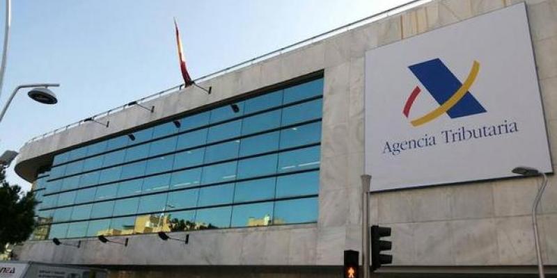 Hacienda reforzará el control de los españoles que simulen residir en el extranjero La Agencia Tributaria reforzará con el control de españoles que simulan residir en el extranjero