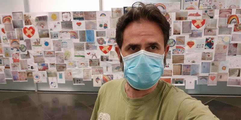 Un superviviente de Covid-19 aconseja con un libro solidario pedir ayuda para curar también “las heridas del alma” Ramón Pinna, autor de 'Respira papá' | Foto: RamonPinna.com