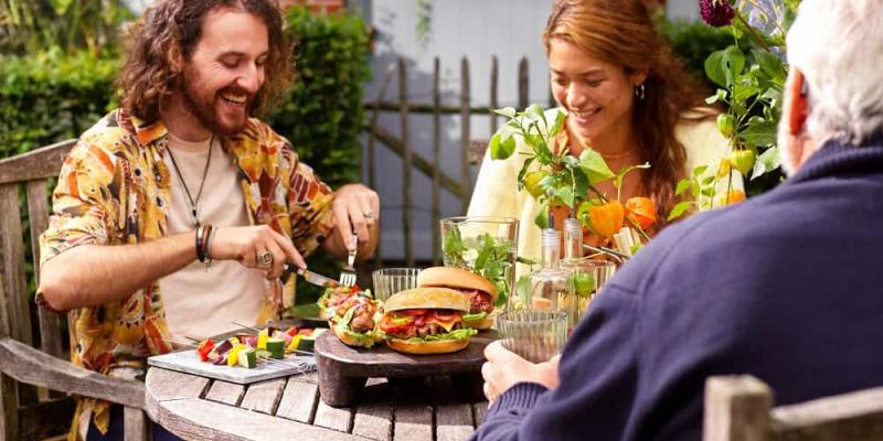 Imagen de personas comiendo/Financial Food Siete de cada 10 españoles comen en restaurantes en verano