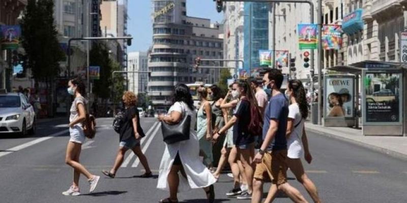 Restricciones más duras para Madrid/ EFE Personas cruzando la Gran Vía de Madrid
