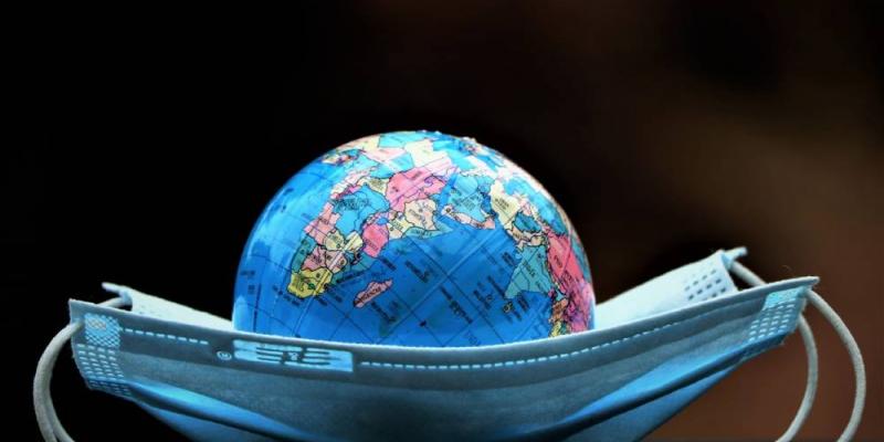 ¿Qué restricciones aplican otros países contra la expansión del coronavirus? Bola del mundo sobre una mascarilla / Pixabay