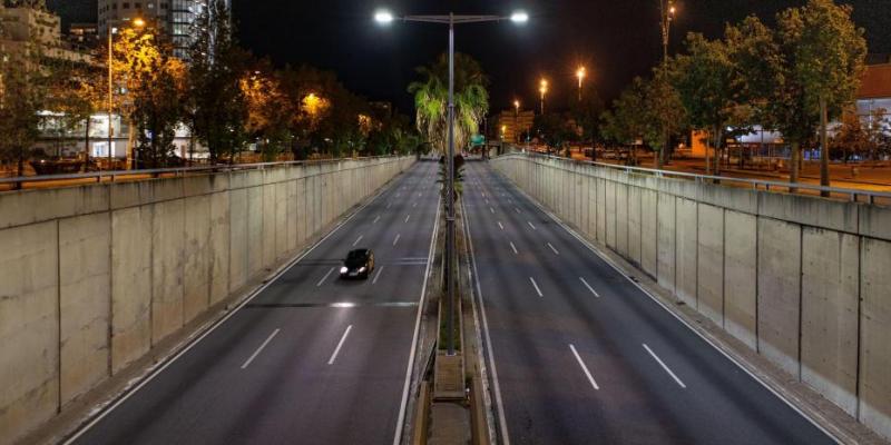 Las calles están vacías y no hay tráfico durante el toque de queda decretado bajo el segundo estado de alarma en España / EFE