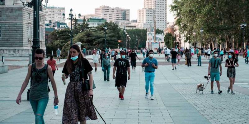 Gente paseando con mascarillas en la Plaza de Oriente de Madrid. JUAN VICENTE CHULIA/ISTOCK