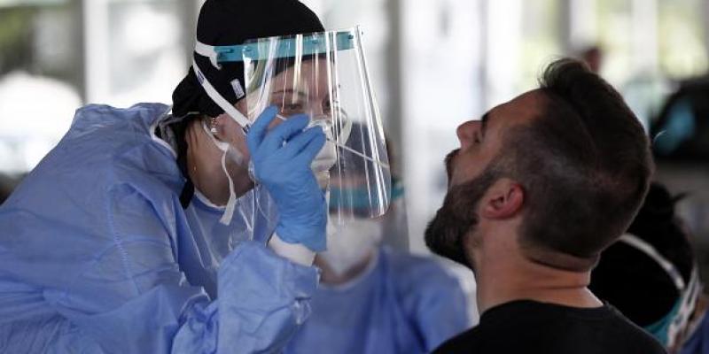 Sanitario realizando un PCR / Derechos de autor  Giannis Papanikos/Copyright 2020 The Associated Press. All rights reserved