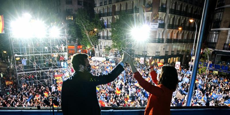 Pablo Casado e Isabel Díaz Ayuso, al celebrar la victoria en el balcón de Génova 13 | Foto: PP/David Mudarra