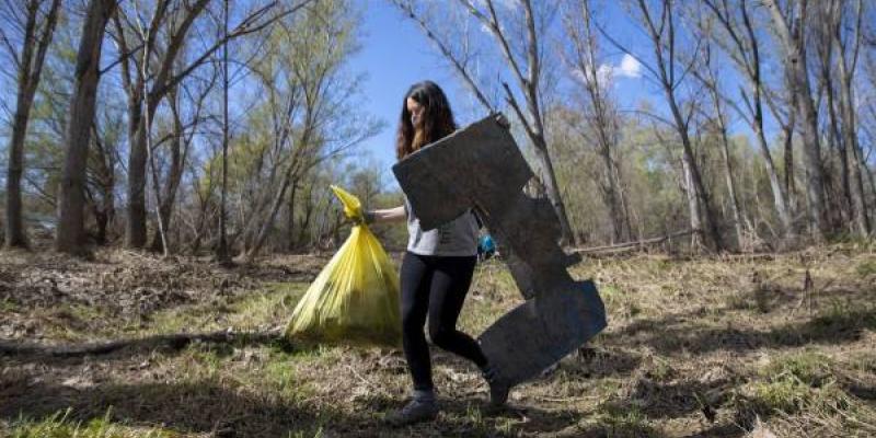 Una voluntaria recogiendo basuraleza