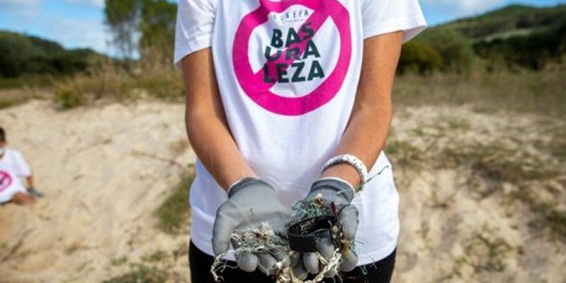 La basuraleza tiene un gran enemigo, los voluntarios/ Proyecto Libera Voluntaria recogiendo basuraleza en un entorno natural