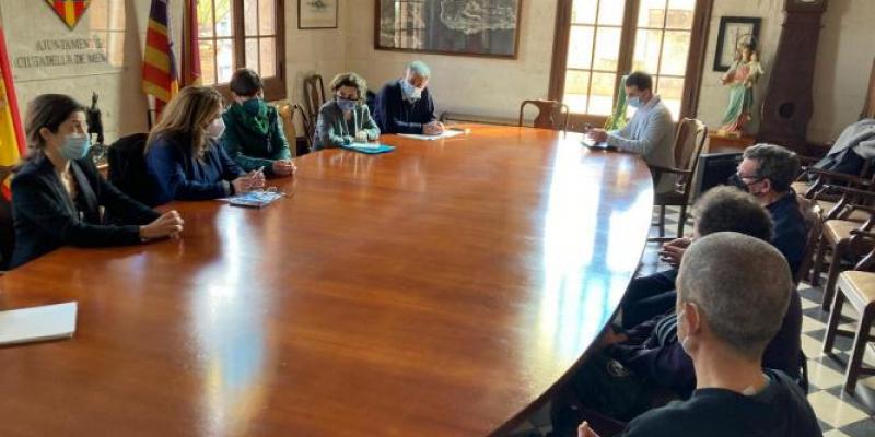 Fuente: menorca.info Gobierno balear, Consejo de Menorca y Ayuntamiento se han reunido con representantes de las entidades