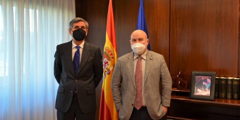 Imagen de Servimedia El presidente del TC (a la izquierda) posa junto al presidente del Cermi