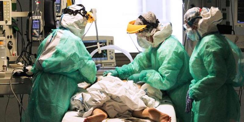 Personal sanitario atendiendo a un enfermo de Covid-19 en el hospital Ramón y Cajal de Madrid.