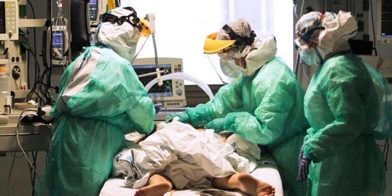 Imagen de Jorge Paris para 20 Minutos Personal sanitario atendiendo a un enfermo de Covid-19 en el hospital Ramón y Cajal de Madrid.