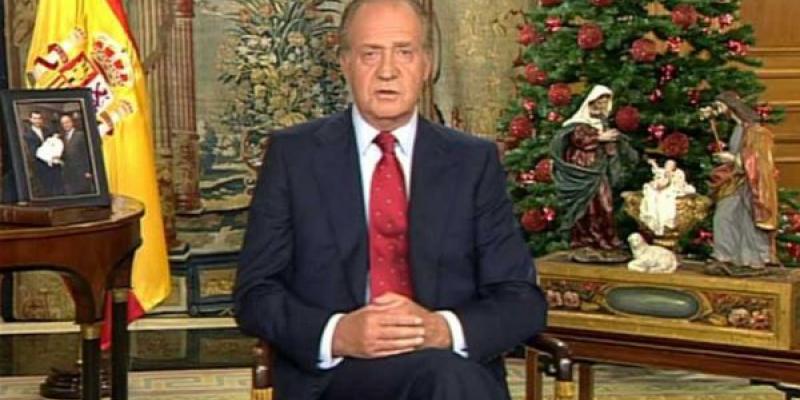 Discurso de Navidad del Rey Juan Carlos I, traje azul, camisa blanca y corbata granate 