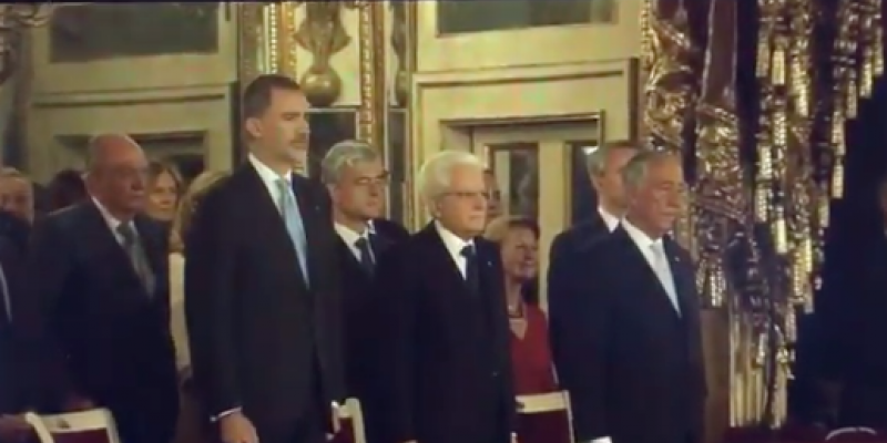 La cara de los reyes de España cuando un coro en Italia entona el himno franquista por desconocimiento. himno franquista