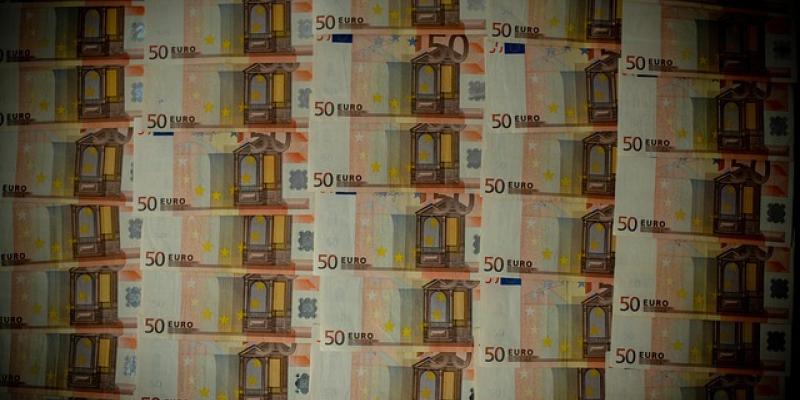 Ricos y pobres / Pixabay Billetes de euros