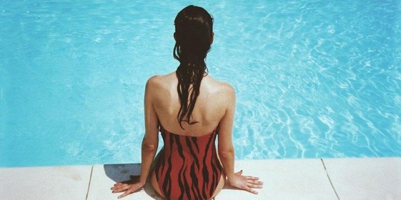 Mujer al borde de una piscina