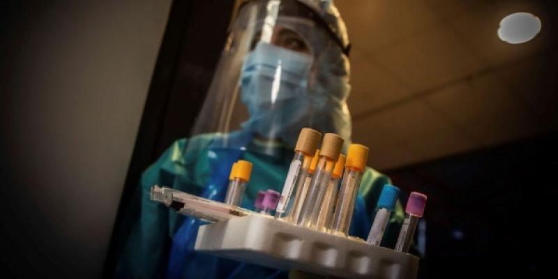 Riesgo de contagio tras pasar la cuarentena y dar positivo/ EFE Sanitaria con pruebas PCR