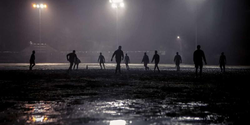 Imagen de gente jugando a fútbol de noche/envatoelements El riesgo de mortalidad aumenta con la luz nocturna