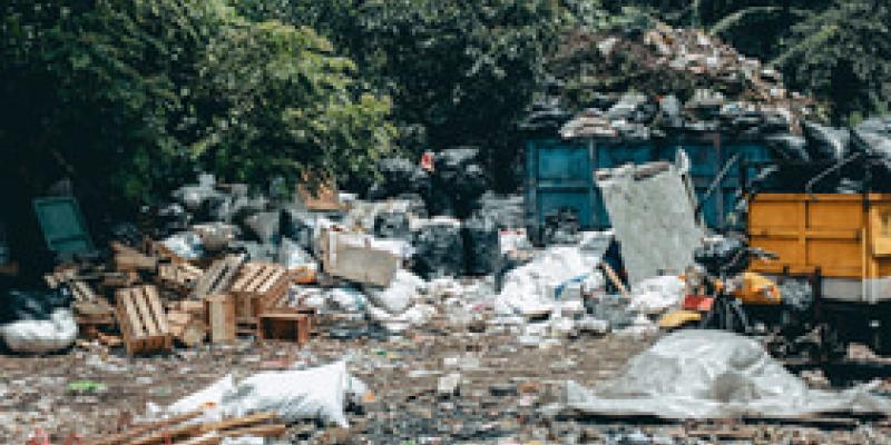 Riesgos ambientales y datos de pobreza