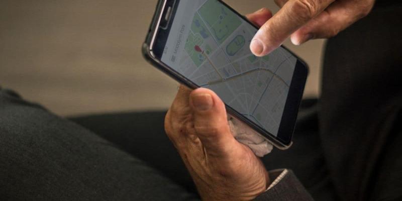 Imagen de un móvil/Consumidor Global Riesgos de compartir la ubicación