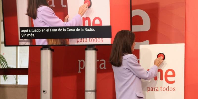 La Reina en la inauguración de RNE para personas sordas|Foto de la Casa del Rey La Reina en el momento que pulsa el botón para que arranque RNE para todos’